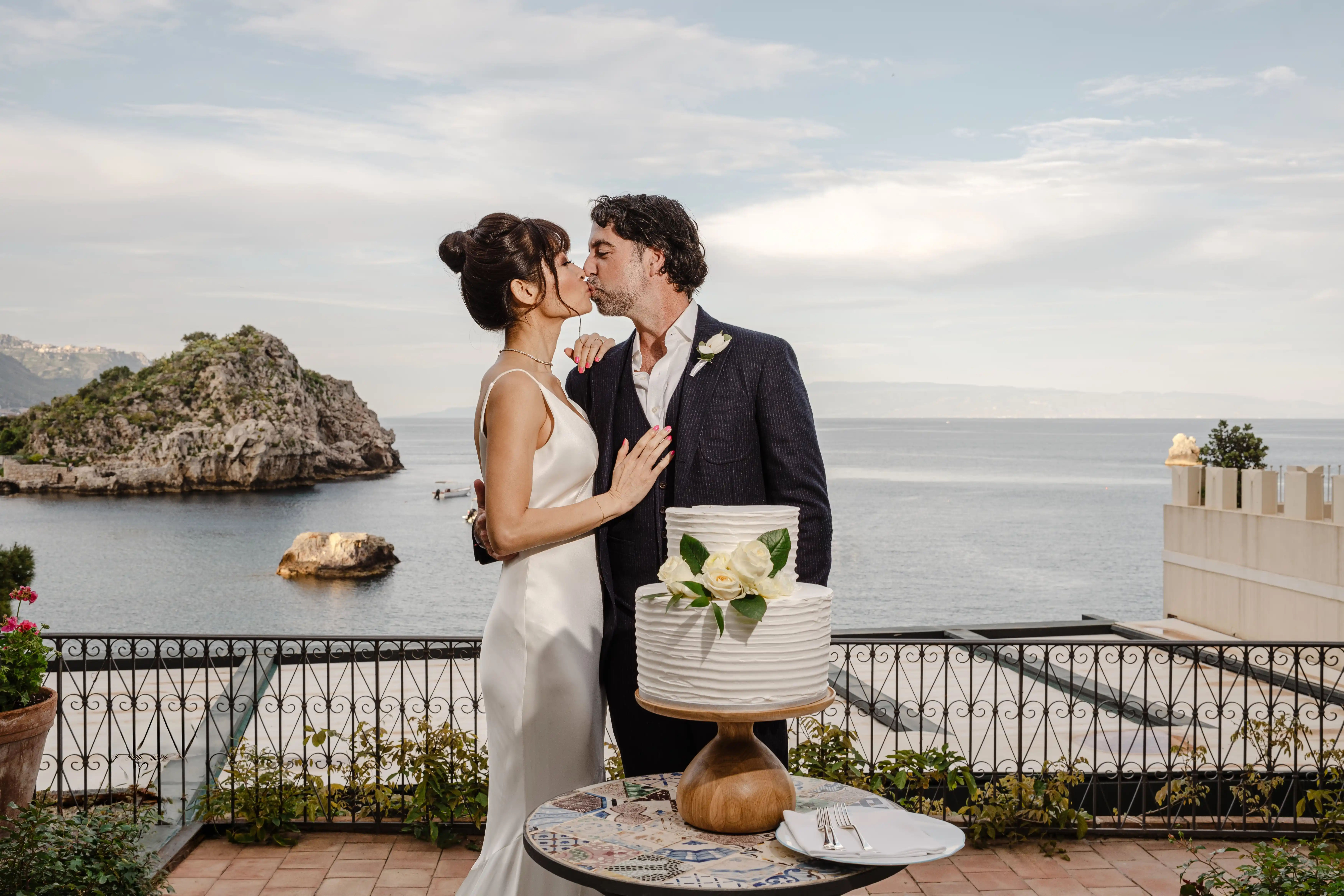 Elopement couple cutting cake with sea view in Sicily